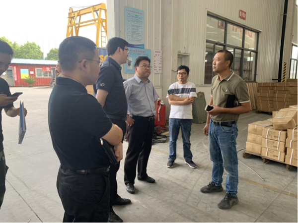 黄晓峰副主任带队检查商贸流通领域安全情况-20190929.png